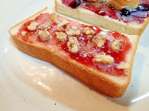 苺ジャムと胡桃とザラメ糖のトースト
